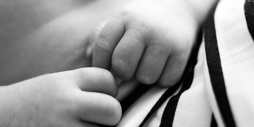 Ελληνίδα έβαλε σε σάκο το δύο μηνών βρέφος της και προσπάθησε να περάσει στην Ελλάδα από τα Σκόπια